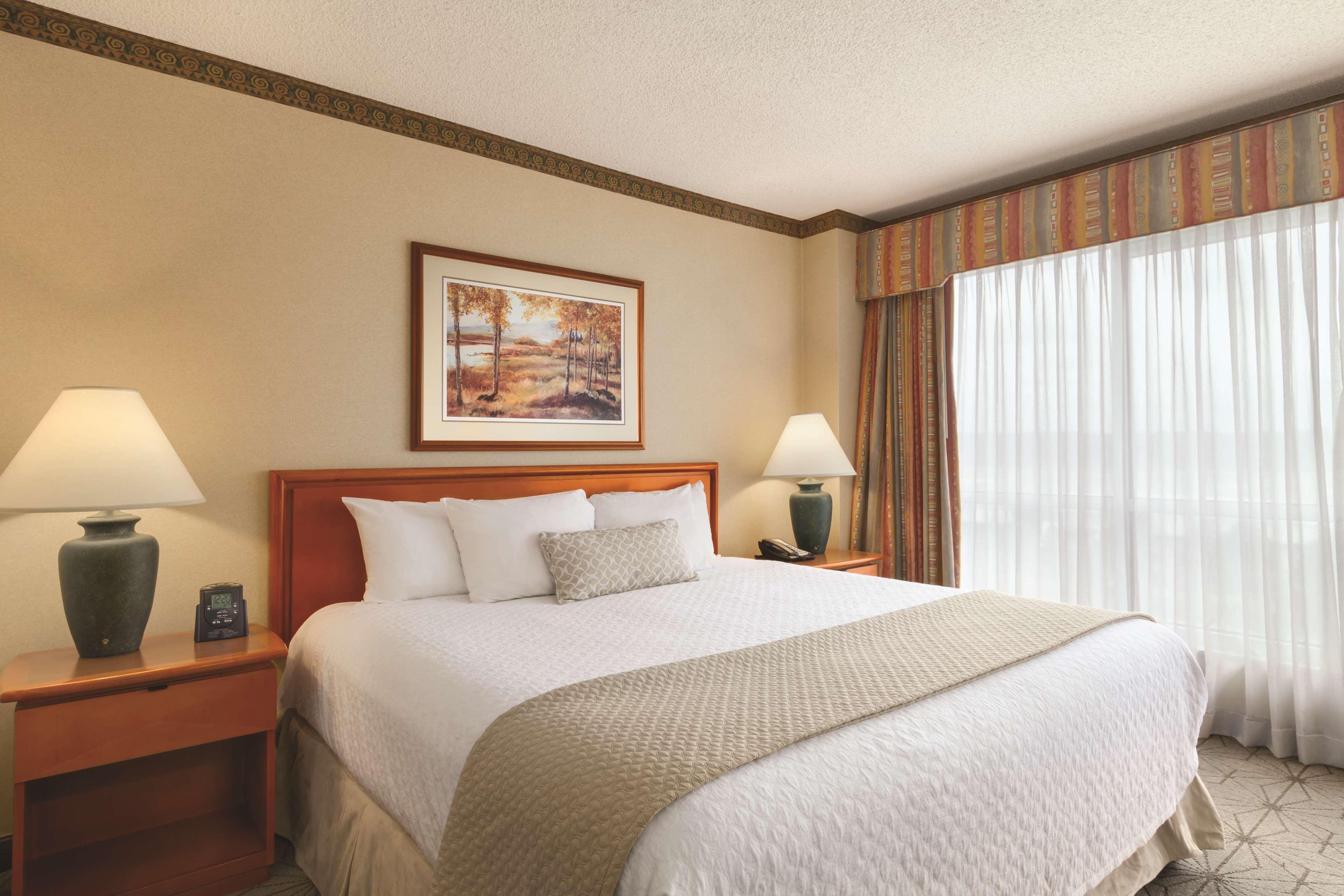 Embassy Suites By Hilton Portland Airport Экстерьер фото