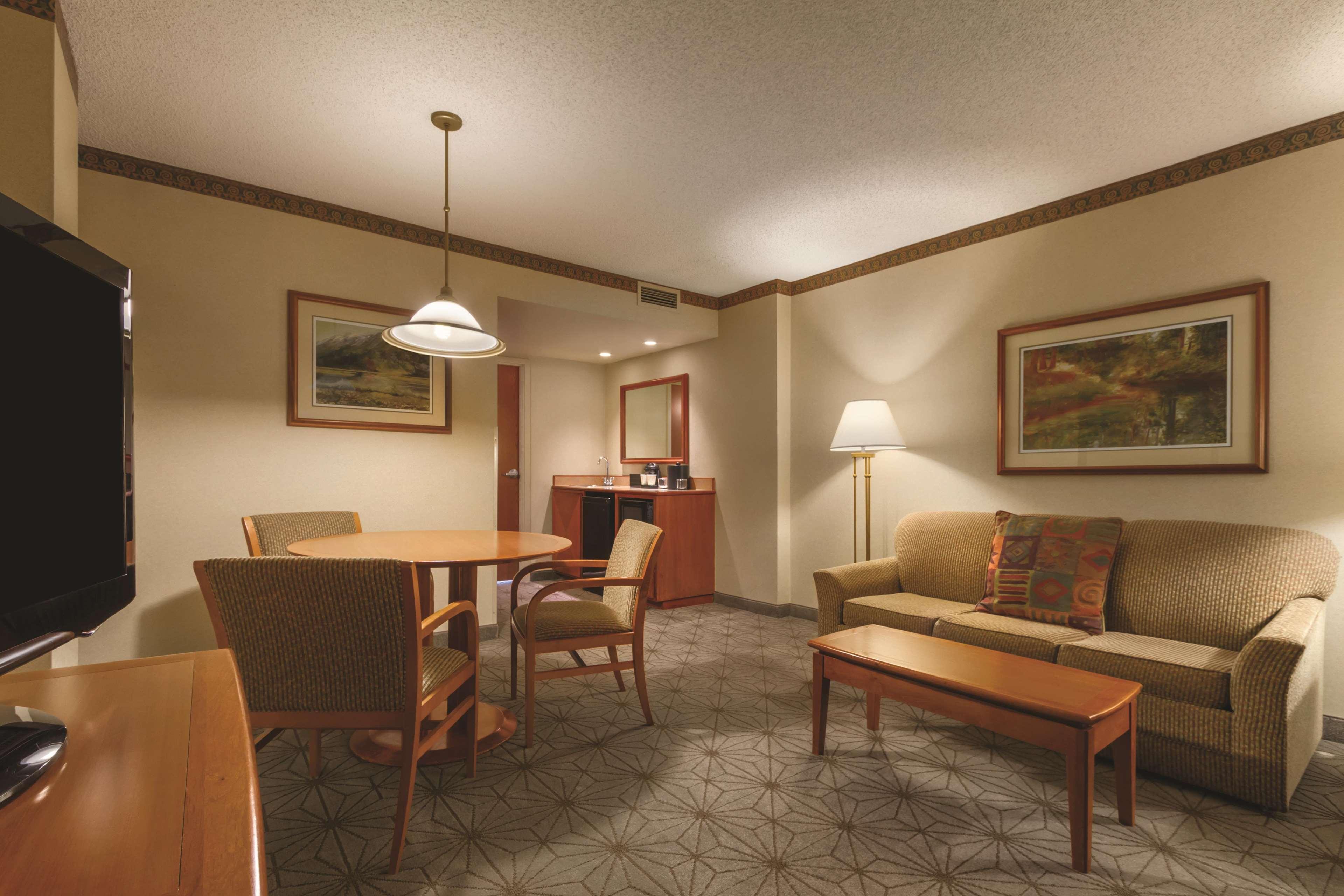 Embassy Suites By Hilton Portland Airport Экстерьер фото